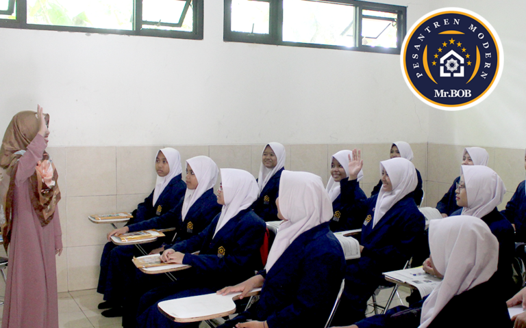 Kegiatan Belajar Santriwati di kelas - Pesantren Modern Mr.BOB