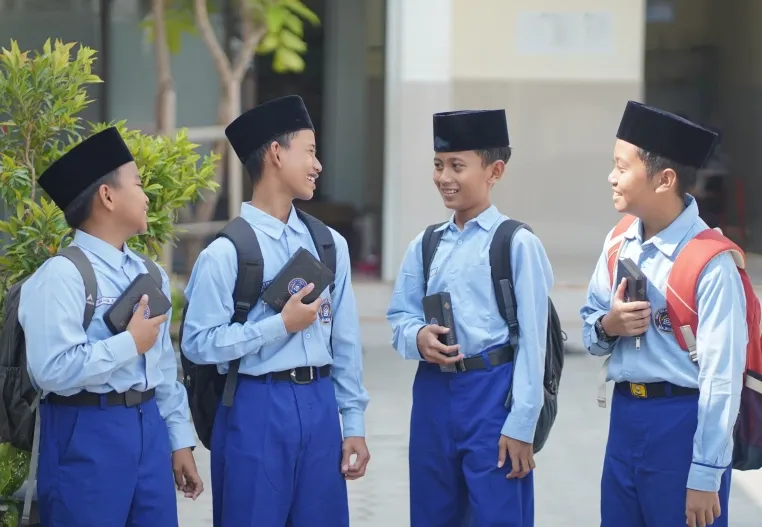 SANTRI PESANTREN MODERN MR BOB 5