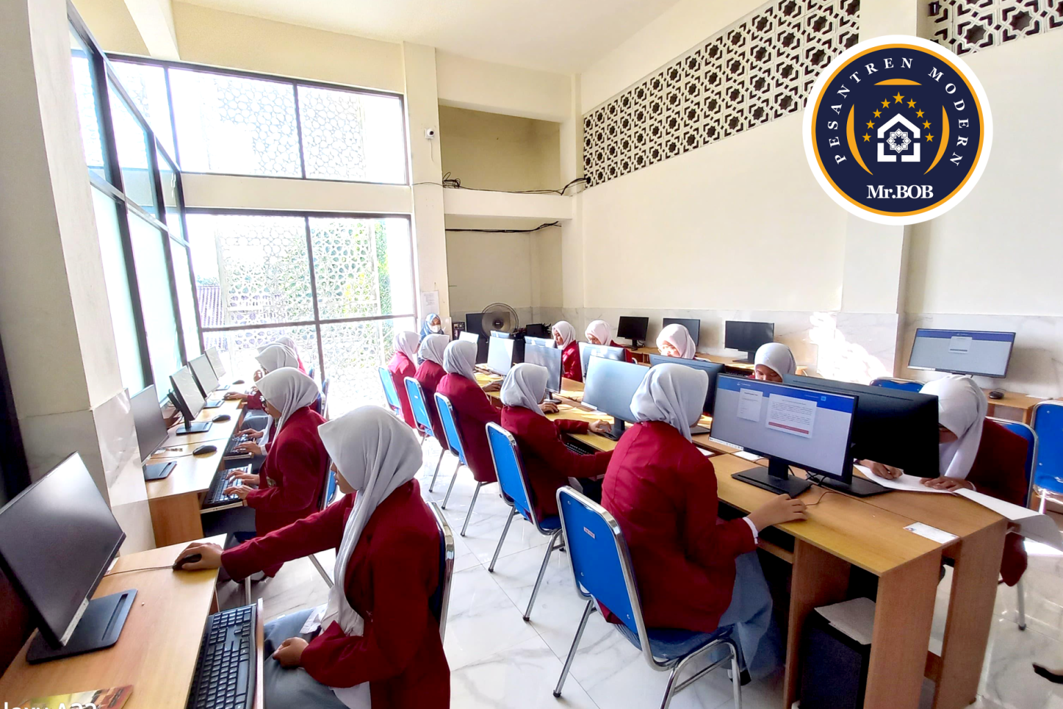 LAB-KOMPUTER-PESANTREN-MODERN-MR-BOB-PENGAJIAN-copy-1536x1024
